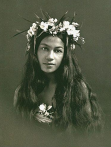 Iles du Pacifique. Photo de jeune tahitienne par Lucien Gauthier, 1921.